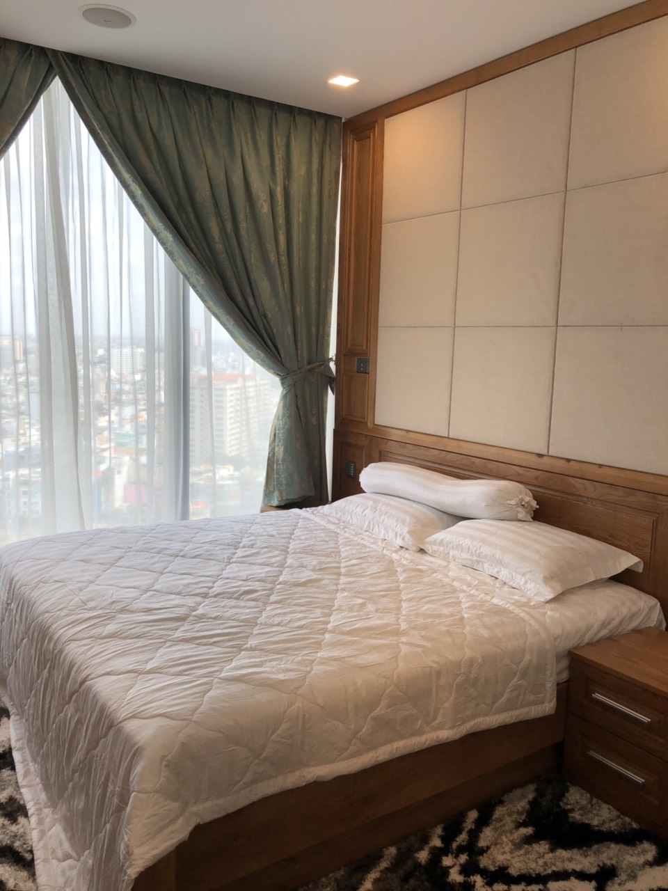 cho thuê căn hộ 3 pn full nội thất đẹp tòa AQua4 dự án Vinhome Golden River ( LH: Ms Trâm: 0385777071) 
